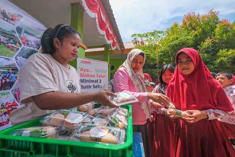 Cegah Stunting, Anak-Anak SD di Gowa Semangat Makan Telur Omega 3 - Bagian 5