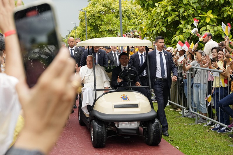 Paus Fransiskus Tiba di Singapura, Langsung Naik Buggy Sambut Relawan - Bagian 2