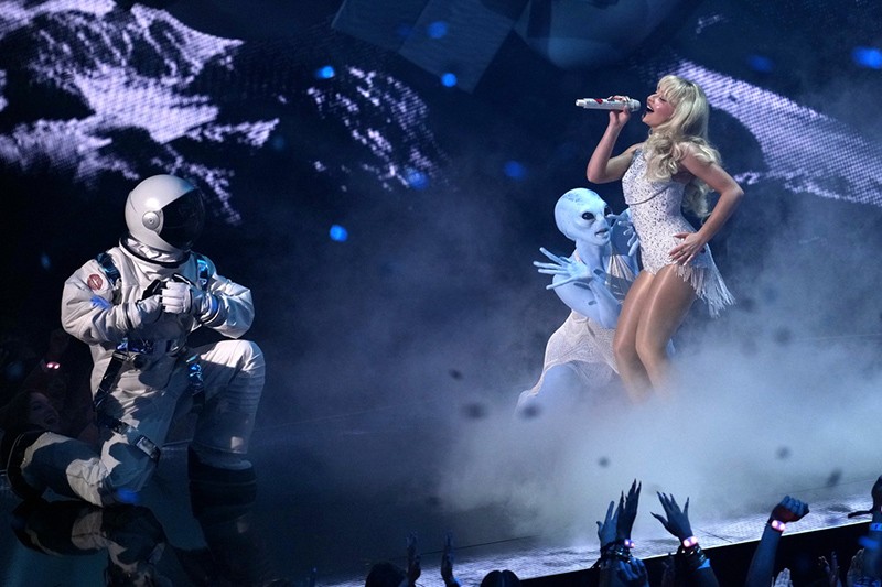 Penyanyi Amerika Sabrina Carpenter Tertangkap Kamera Berciuman dengan Sosok Alien - Bagian 2