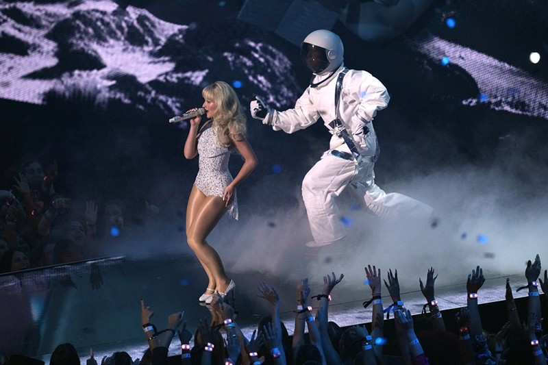 Penyanyi Amerika Sabrina Carpenter Tertangkap Kamera Berciuman dengan Sosok Alien - Bagian 3