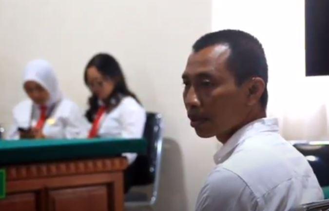 title Sukena Pemelihara Landak Jawa Semringah usai Hakim Tangguhkan Penahanannya Sukena Pemelihara Landak Jawa Semringah usai Hakim Tangguhkan Penahanannya