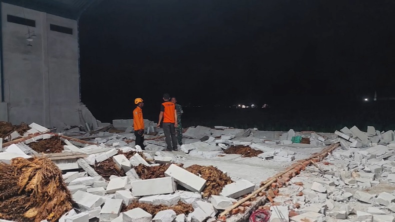 title Tembok Gudang Tembakau di Jember Roboh Diterjang Puting Beliung, 1 Orang Tewas 5 Luka-luka Tembok Gudang Tembakau di Jember Roboh Diterjang Puting Beliung, 1 Orang Tewas 5 Luka-luka