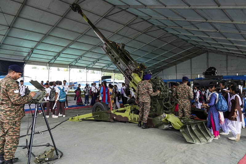 India Pamer Alutsista Buatan Lokal pada Pameran Pertahanan Nasional - Bagian 4