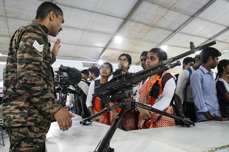 India Pamer Alutsista Buatan Lokal pada Pameran Pertahanan Nasional - Bagian 2