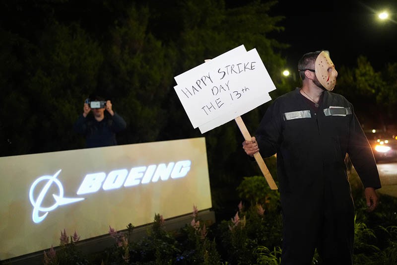 Puluhan Ribu Karyawan Boeing Mogok Kerja, Produksi Pesawat Terhenti - Bagian 4