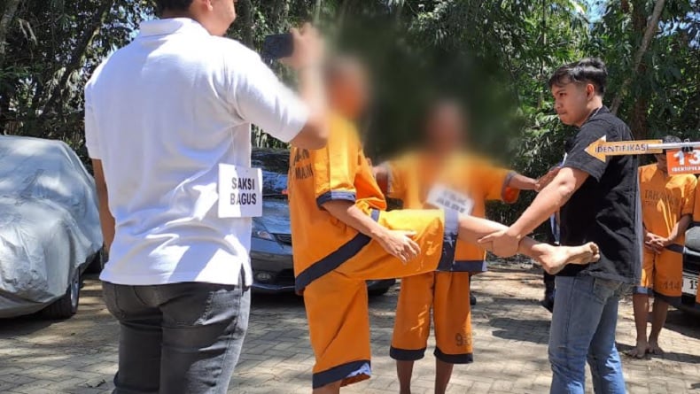 title Rekonstruksi Pesilat PSHT Keroyok Pelajar SMK di Malang Peragakan 77 Adegan, 2 Mematikan Rekonstruksi Pesilat PSHT Keroyok Pelajar SMK di Malang Peragakan 77 Adegan, 2 Mematikan