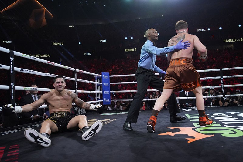  Petinju Edgar Berlanga Babak Belur Dihajar Canelo Alvarez - Bagian 2