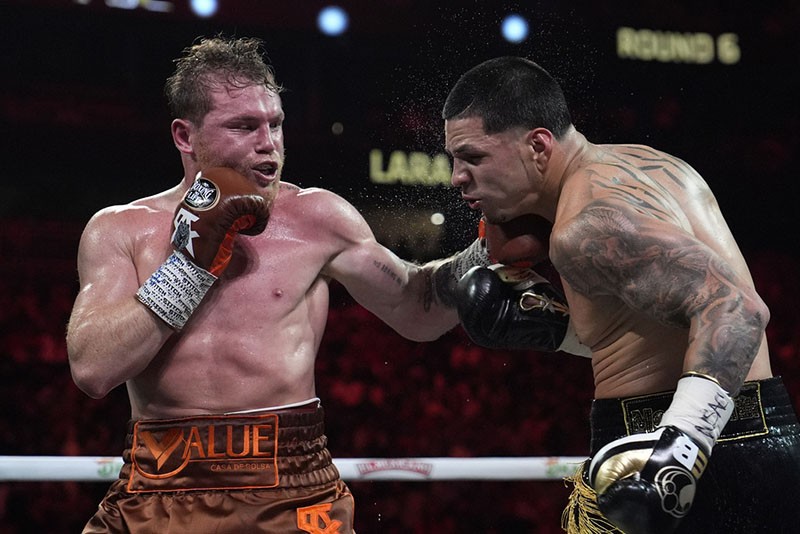  Petinju Edgar Berlanga Babak Belur Dihajar Canelo Alvarez - Bagian 4