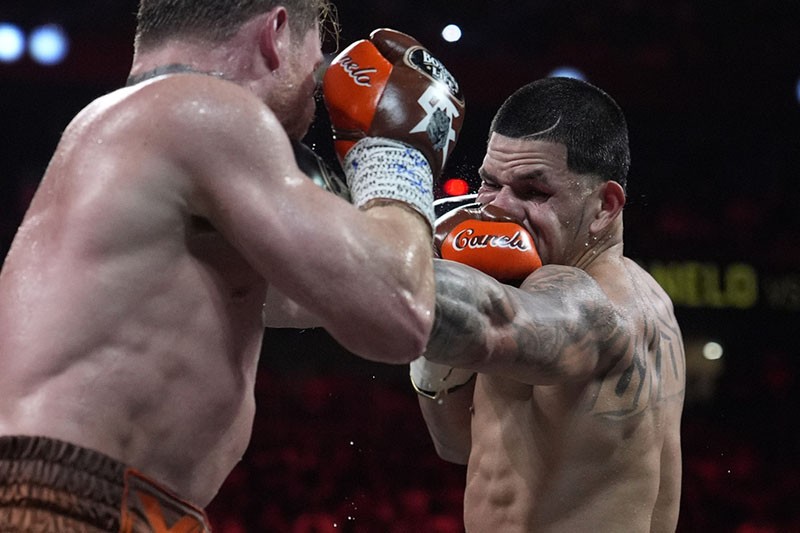  Petinju Edgar Berlanga Babak Belur Dihajar Canelo Alvarez - Bagian 3
