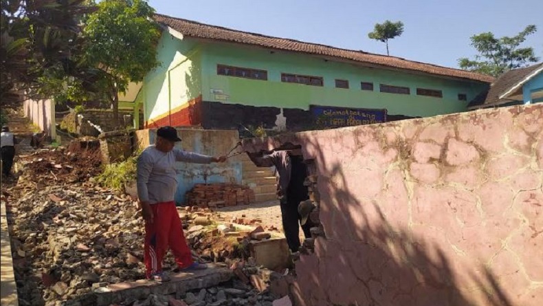 title Tembok Sekolah di Bandung Barat Ambruk usai Diguncang Gempa Sukabumi M5,3 Tembok Sekolah di Bandung Barat Ambruk usai Diguncang Gempa Sukabumi M5,3