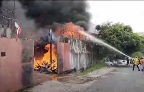 title Kebakaran Gudang di Balikpapan, Pekerja Panik Lompat dari Lantai 2 Kebakaran Gudang di Balikpapan, Pekerja Panik Lompat dari Lantai 2