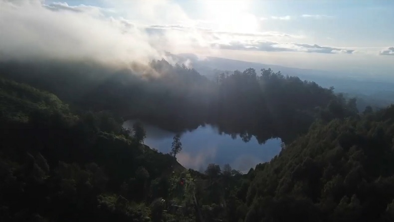 title Pesona Keindahan Ranu Regulo, Danau Alam di Kaki Gunung Semeru Diselimuti Kabut Tipis Pesona Keindahan Ranu Regulo, Danau Alam di Kaki Gunung Semeru Diselimuti Kabut Tipis