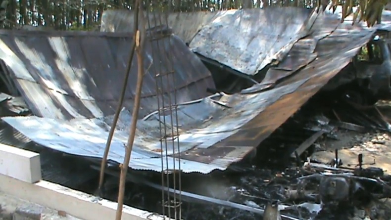 title Rumah Pedagang Pentol di Tanah Laut Terbakar, Uang Rp40 Juta Hangus Rumah Pedagang Pentol di Tanah Laut Terbakar, Uang Rp40 Juta Hangus