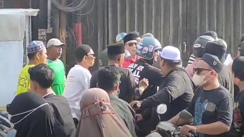 title Viral Sepasang Kekasih Dikeroyok Pengantar Jenazah di Samarinda gegara Tak Menepikan Kendaraan Viral Sepasang Kekasih Dikeroyok Pengantar Jenazah di Samarinda gegara Tak Menepikan Kendaraan