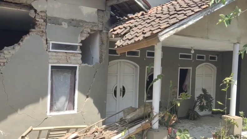 title 4 Kali Diguncang Gempa Susulan, Warga Kertasari Diimbau ke Lapangan atau Hindari Bangunan 4 Kali Diguncang Gempa Susulan, Warga Kertasari Diimbau ke Lapangan atau Hindari Bangunan