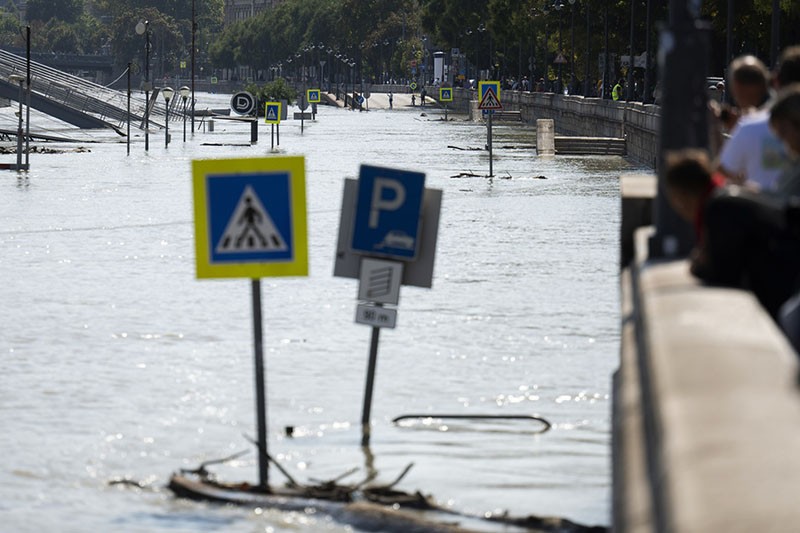 Sungai Danube Meluap Gedung Parlemen Hungaria Nyaris Terendam Banjir - Bagian 2