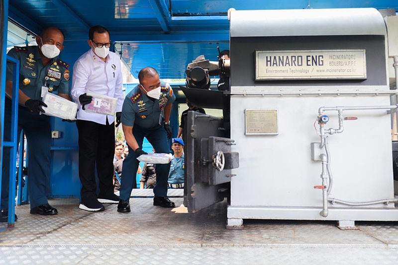 Koarmada Gagalkan Penyelundupan 84,75 Kg Kokain, Barbuk Langsung Dimusnahkan - Bagian 3