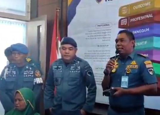 title Dicopot, Oknum Provos KSOP Kendari Tendang Dagangan Emak-Emak Minta Maaf Dicopot, Oknum Provos KSOP Kendari Tendang Dagangan Emak-Emak Minta Maaf
