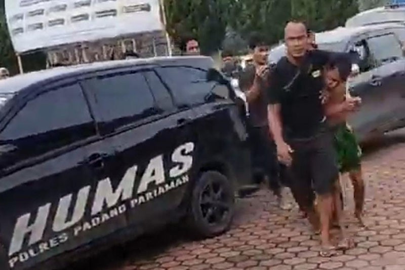 Tampang Pembunuh Gadis Penjual Gorengan Digelandang Masuk Sel Polres Padang Pariaman - Bagian 1