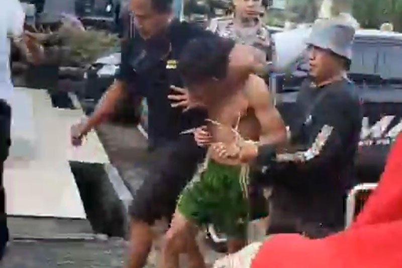 Tampang Pembunuh Gadis Penjual Gorengan Digelandang Masuk Sel Polres Padang Pariaman - Bagian 2