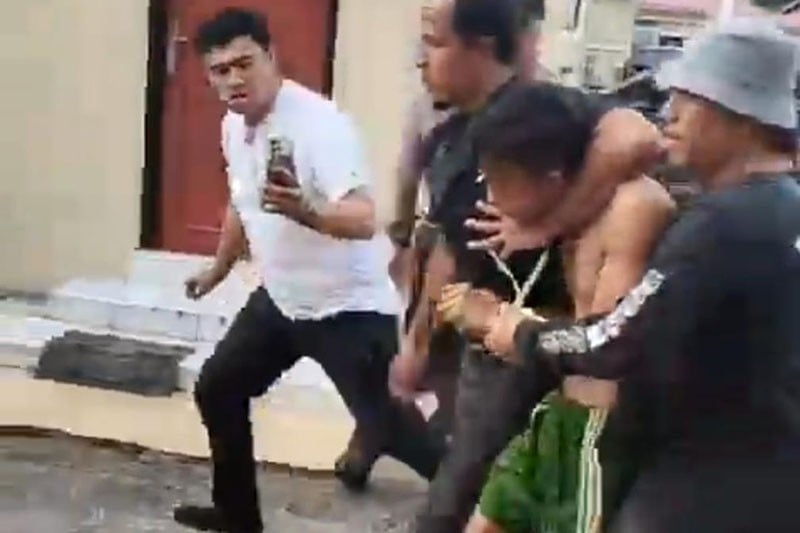 Tampang Pembunuh Gadis Penjual Gorengan Digelandang Masuk Sel Polres Padang Pariaman - Bagian 3