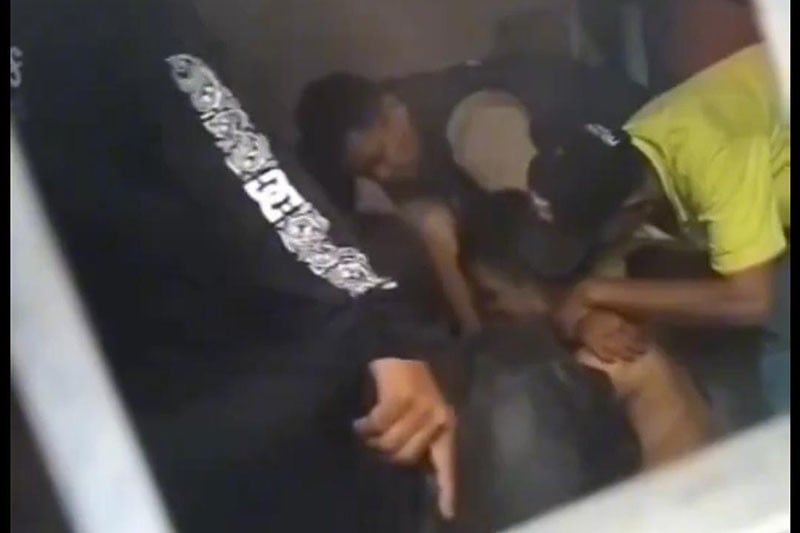 Tampang Pembunuh Gadis Penjual Gorengan Digelandang Masuk Sel Polres Padang Pariaman - Bagian 4