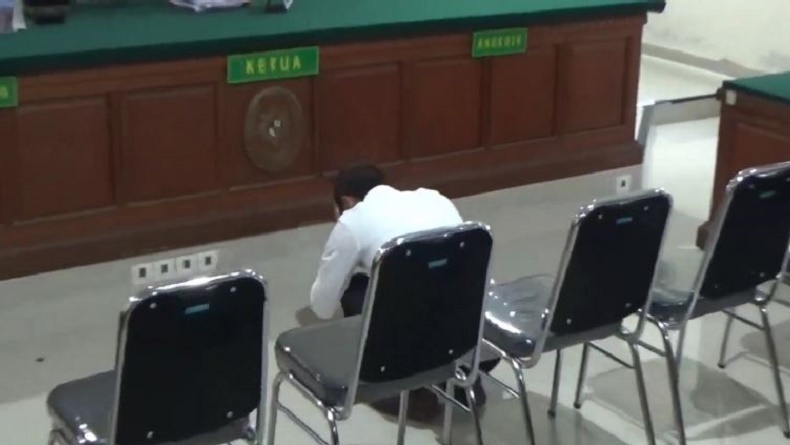 title Divonis Bebas, Sukena yang Ditahan karena Pelihara Landak Jawa Langsung Sujud Syukur Divonis Bebas, Sukena yang Ditahan karena Pelihara Landak Jawa Langsung Sujud Syukur