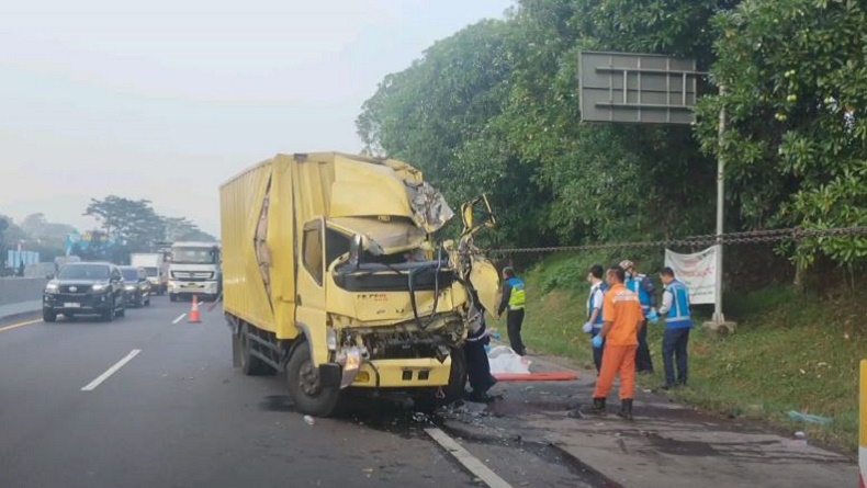 title Kecelakaan Maut Truk Boks Tabrak Tronton di Tol Cipularang, 1 Orang Tewas Kecelakaan Maut Truk Boks Tabrak Tronton di Tol Cipularang, 1 Orang Tewas