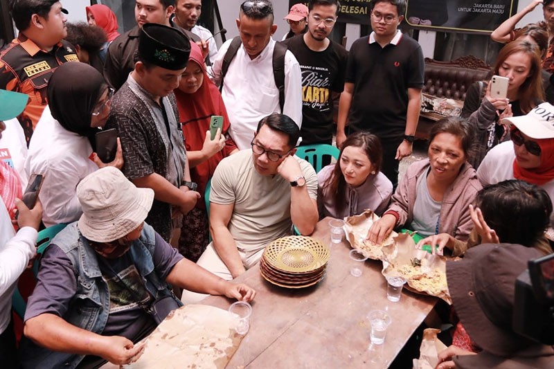 Ridwan Kamil Puji Posko Makan Gratis di Warakas - Bagian 1