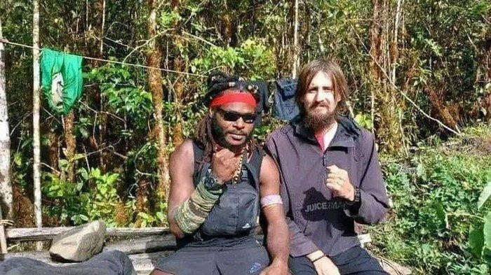 Penampakan Pilot Susi Air Dibebaskan KKB Papua, Dijemput Satgas Damai Cartenz - Bagian 2