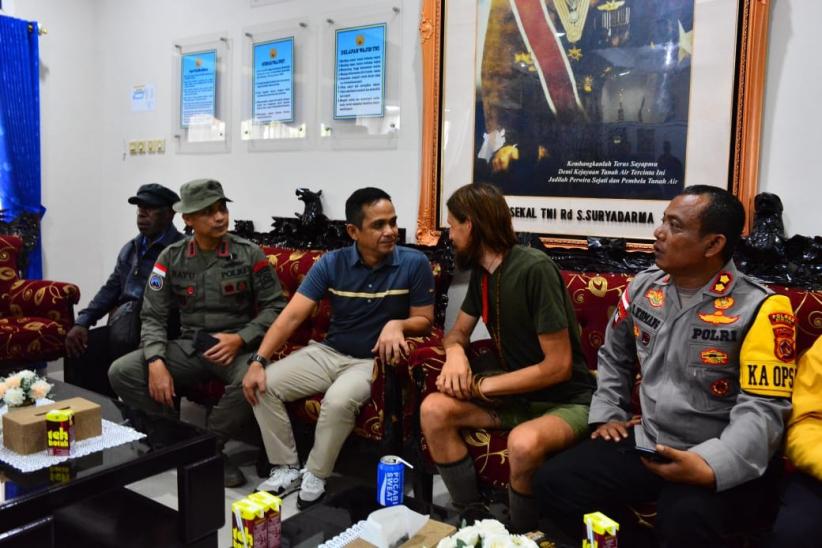 Penampakan Pilot Susi Air Dibebaskan KKB Papua, Dijemput Satgas Damai Cartenz - Bagian 5