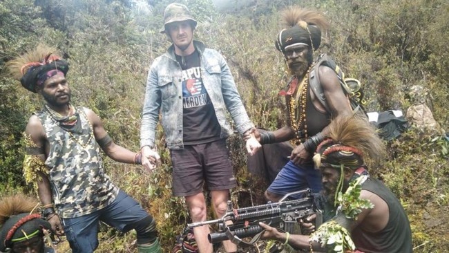 Penampakan Pilot Susi Air Dibebaskan KKB Papua, Dijemput Satgas Damai Cartenz - Bagian 4
