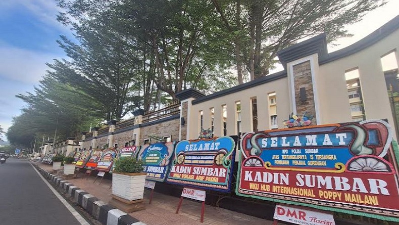 Polda Sumbar Banjir Karangan Bunga usai Tangkap Pembunuh Gadis Penjual Gorengan