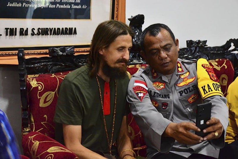 Tampang Pilot Susi Air Philip Mehrtens usai Dibebaskan KKB Papua - Bagian 3