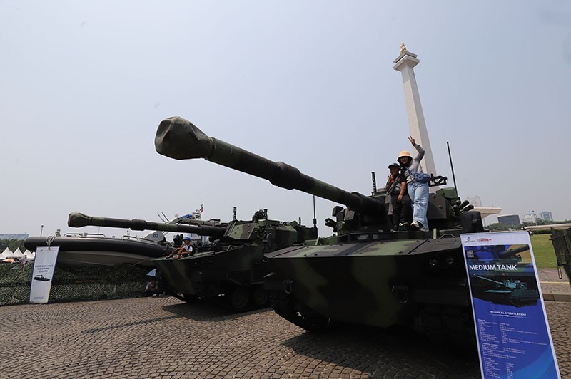 Antusiasme Masyarakat Melihat dari Dekat Alutsista TNI di Monas - Bagian 3