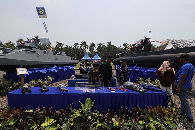 Antusiasme Masyarakat Melihat dari Dekat Alutsista TNI di Monas - Bagian 2