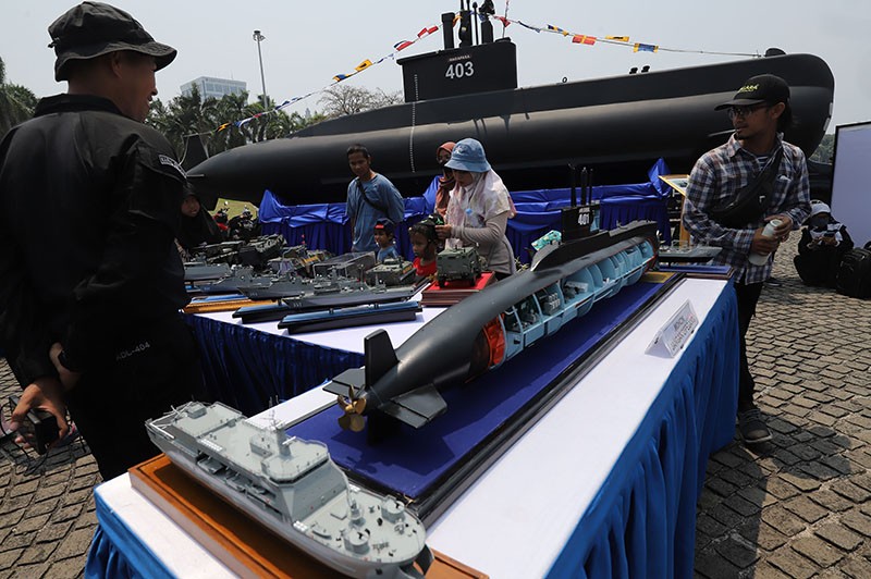 Antusiasme Masyarakat Melihat dari Dekat Alutsista TNI di Monas - Bagian 1