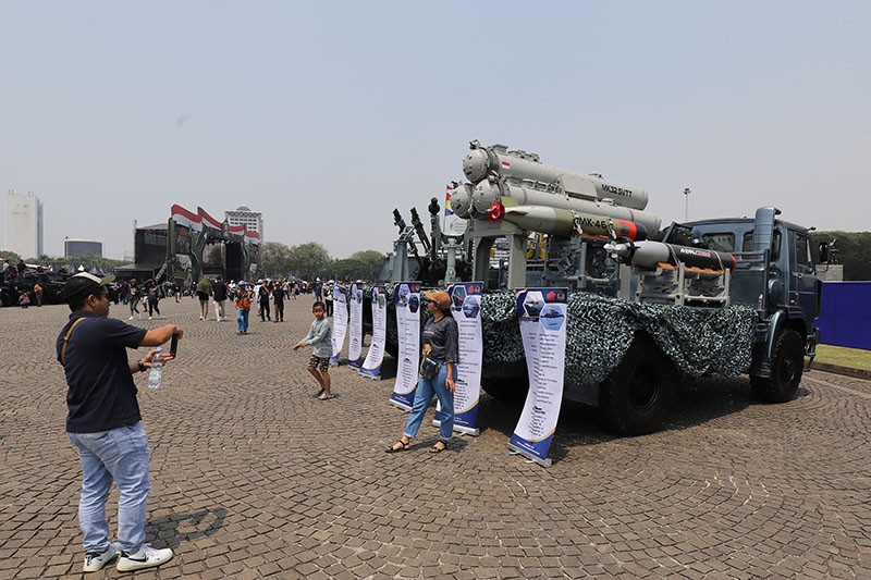 Antusiasme Masyarakat Melihat dari Dekat Alutsista TNI di Monas - Bagian 6