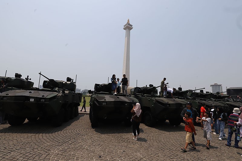 Antusiasme Masyarakat Melihat dari Dekat Alutsista TNI di Monas - Bagian 5