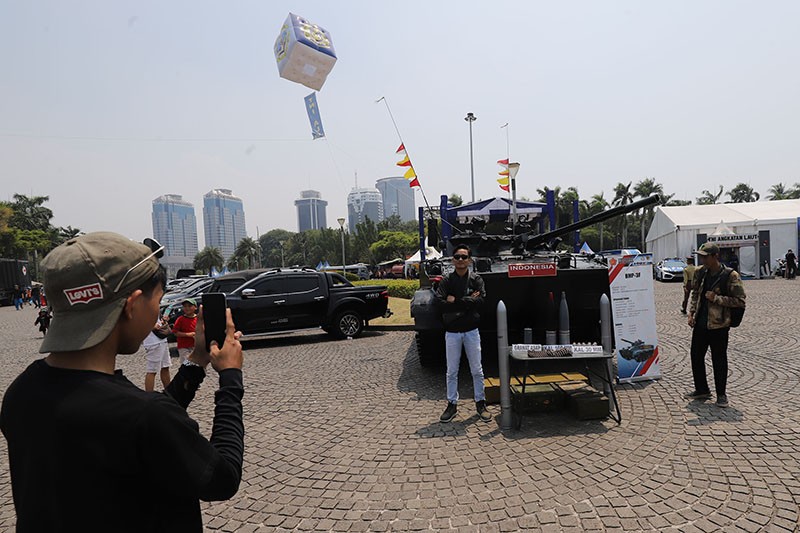 Antusiasme Masyarakat Melihat dari Dekat Alutsista TNI di Monas - Bagian 4