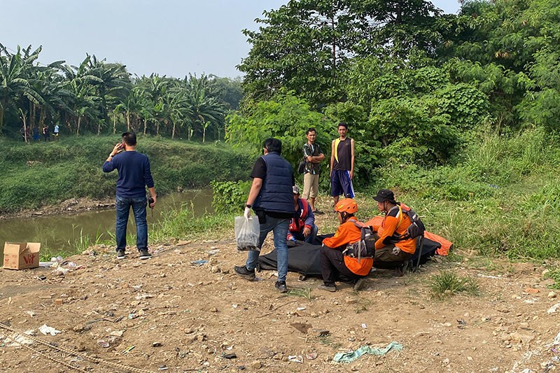 Penampakan 7 Mayat Ditemukan di Pinggir Kali Bekasi - Bagian 1