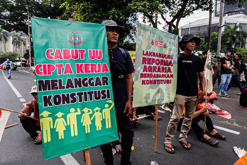 Ratusan Petani Bawa Traktor saat Unjuk Rasa di Patung Kuda - Bagian 6