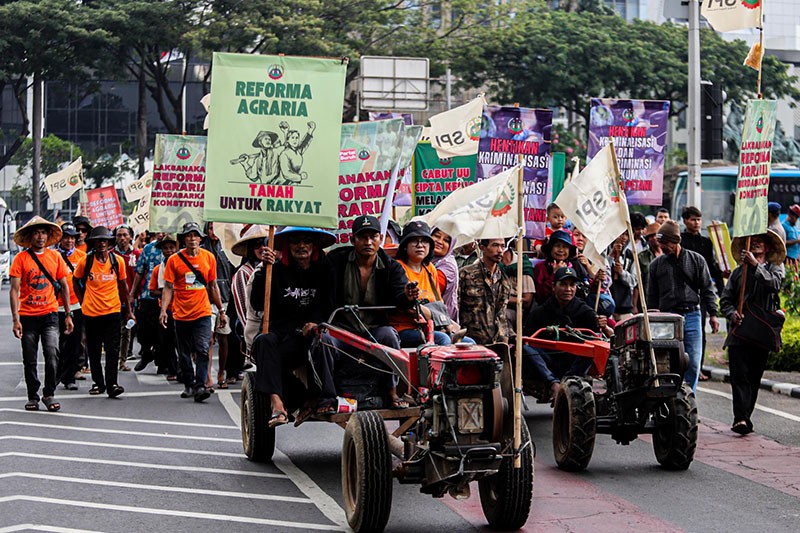 Ratusan Petani Bawa Traktor saat Unjuk Rasa di Patung Kuda - Bagian 1