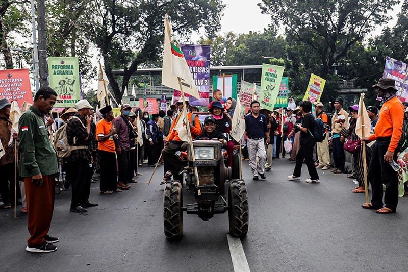 Ratusan Petani Bawa Traktor saat Unjuk Rasa di Patung Kuda - Bagian 4