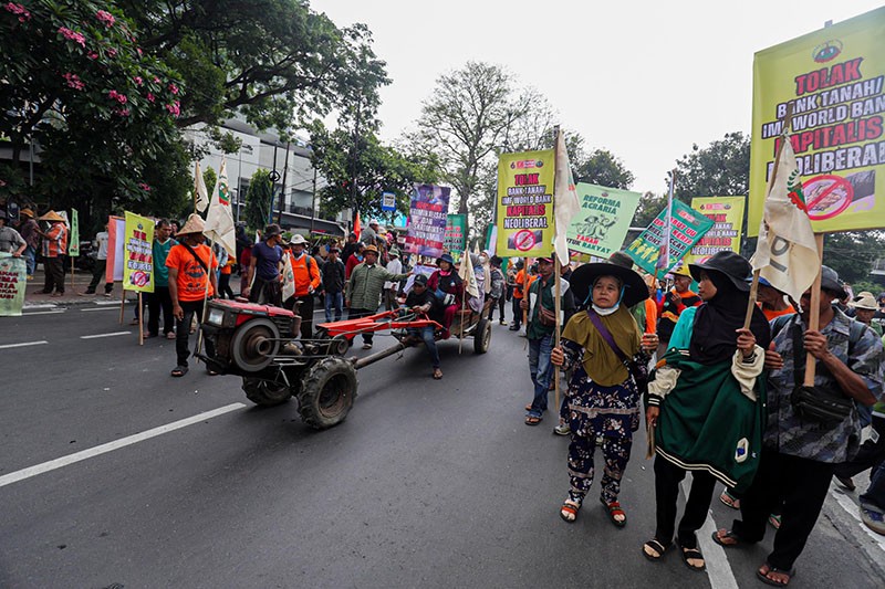 Ratusan Petani Bawa Traktor saat Unjuk Rasa di Patung Kuda - Bagian 2