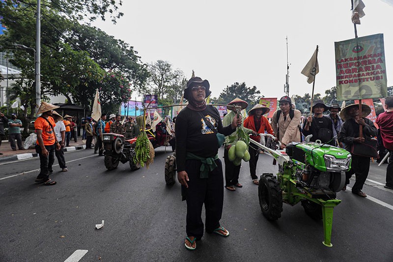 Ratusan Petani Bawa Traktor saat Unjuk Rasa di Patung Kuda - Bagian 3