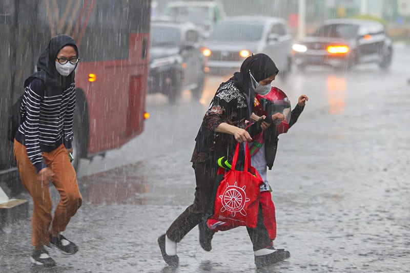 Jakarta Diguyur Hujan Deras Siang Ini - Bagian 5
