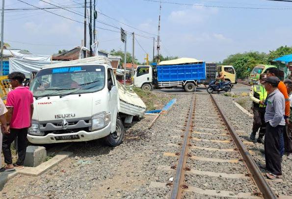 title Braak! Mobil Pikap Ringsek Tertabrak KA Argo Bromo Anggrek di Demak, Sopir Luka Braak! Mobil Pikap Ringsek Tertabrak KA Argo Bromo Anggrek di Demak, Sopir Luka