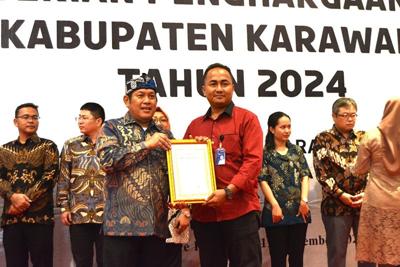 Pemkab Karawang Berikan Penghargaan TJSLP - Bagian 1