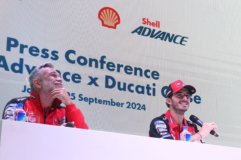 Ekspresi Pembalap MotoGP Francesco Bagnaia Diberikan Kemeja Batik - Bagian 4